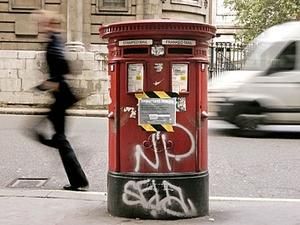 Великобританія: поштарі намагаються вручити листівку, яку відправили ще 50 років тому Великобританія: поштарі намагаються вручити листівку, яку відправили ще 50 років тому