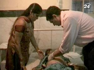 В Індії вантажівка з людьми впала у прірву В Індії вантажівка з людьми впала у прірву