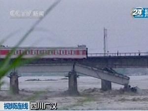У Китаї два вагони потяга упали з моста