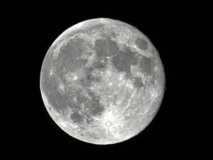 Місяць постійно зменшується в розмірах
