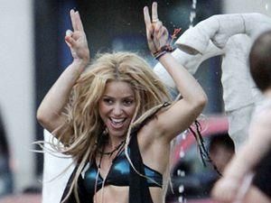 Шакіра на зйомках кліпу покаталась на байку та на роликах (ФОТО) Шакіра на зйомках кліпу покаталась на байку та на роликах (ФОТО)