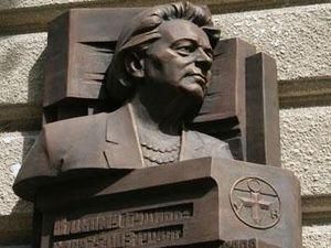 У Тернополі вандали понищили меморіали полковника УПА та провідниці ОУН У Тернополі вандали понищили меморіали полковника УПА та провідниці ОУН