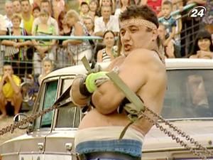 Донецький важкоатлет Халаджі приборкав 4 автівки - 20 серпня 2010 - Телеканал новин 24 Донецький важкоатлет Халаджі приборкав 4 автівки - 20 серпня 2010 - Телеканал новин 24