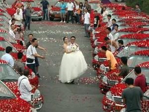 Китай: молодий наречений подарував коханій 99 999 троянд