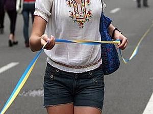 Завтра у Києві розтягнуть найдовшу синьо-жовту стрічку України Завтра у Києві розтягнуть найдовшу синьо-жовту стрічку України