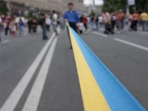 У Києві на мосту Патона розвернуть 1700 м синьо-жовтої стрічки У Києві на мосту Патона розвернуть 1700 м синьо-жовтої стрічки