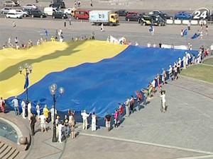 З 2004 року в Україні офіційно святкують День національного прапора