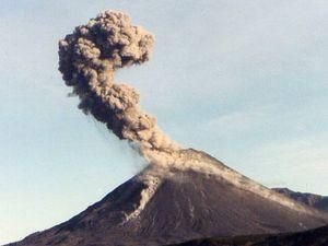 У Росії вулкан почав викидати попіл на висоту 7,5 км У Росії вулкан почав викидати попіл на висоту 7,5 км