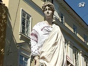 У Львові фігури античних богів на фонтанах одягли в національний стрій