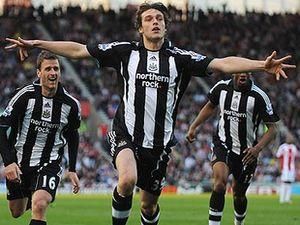 Ендрю Керролл задоволений хет-триком у ворота "Вілли" Ендрю Керролл задоволений хет-триком у ворота "Вілли"