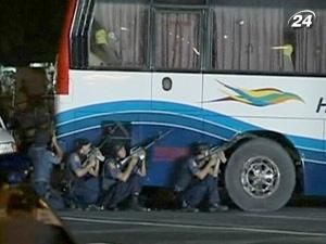 Трагедією завершився штурм автобуса із заручниками на Філіппінах Трагедією завершився штурм автобуса із заручниками на Філіппінах