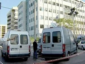 У Греції грабіжник захопив заручників у банку У Греції грабіжник захопив заручників у банку