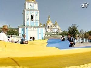 На Михайлівській площі український прапор зшили з двох частин