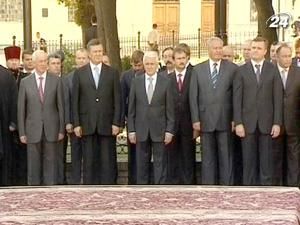 Уряд, депутати та Президент помолилися за Україну Уряд, депутати та Президент помолилися за Україну