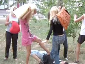 Молодь влаштувала у центрі міста масові бої подушками Молодь влаштувала у центрі міста масові бої подушками