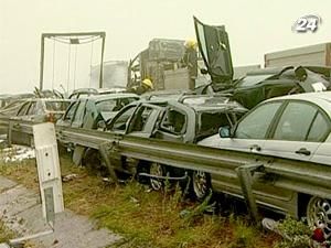 На швидкісній трасі у Португалії одночасно зіткнулися 46 автомобілів На швидкісній трасі у Португалії одночасно зіткнулися 46 автомобілів