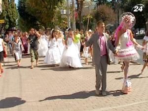 У Вінниці з нагоди Дня незалежності влаштували парад наречених