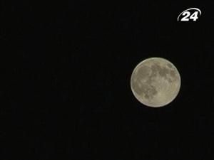 Афіняни й гості міста насолоджувалися повним місяцем Афіняни й гості міста насолоджувалися повним місяцем