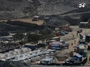 Чилі: 33-м гірникам повідомили, що дістануть їх через кілька місяців Чилі: 33-м гірникам повідомили, що дістануть їх через кілька місяців