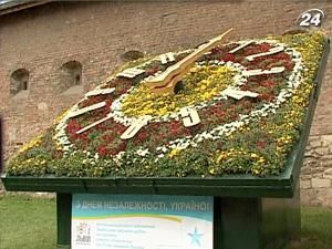 У місті Лева встановили унікальний квітковий годинник