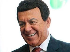 Янукович у Сорочинцях купував вишиванку для Кобзона Янукович у Сорочинцях купував вишиванку для Кобзона