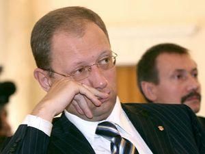 Яценюк знає, хто переконав Януковича змінити закон про вибори Яценюк знає, хто переконав Януковича змінити закон про вибори