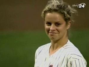 Кім Клійстерс стала учасницею бейсбольного матчу Кім Клійстерс стала учасницею бейсбольного матчу