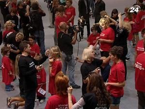 В Києві відбувся найбільший “флеш-моб” по одночасній укладці волосся В Києві відбувся найбільший “флеш-моб” по одночасній укладці волосся