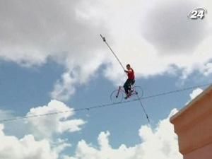 Знаменитий канатоходець Нік Валленда встановив новий гіннесівський рекорд Знаменитий канатоходець Нік Валленда встановив новий гіннесівський рекорд