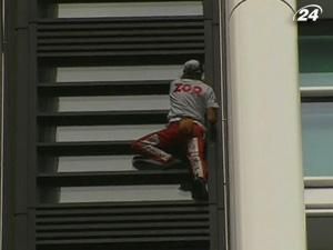 Альпіністі на прізвисько “Спайдермен” спробував підкорити хмарочос Альпіністі на прізвисько “Спайдермен” спробував підкорити хмарочос