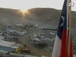 Один із в'язнів шахти запропонував коханій одружитись Один із в'язнів шахти запропонував коханій одружитись