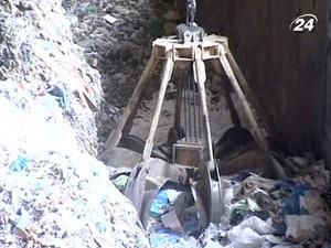 У Києві сміття вивозять на стихійні звалища У Києві сміття вивозять на стихійні звалища