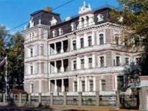 У Білорусі в російське посольство кинули "коктейль Молотова" У Білорусі в російське посольство кинули "коктейль Молотова"