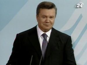 Янукович: "Поцілунок Іуди" - це подарунок українському народу