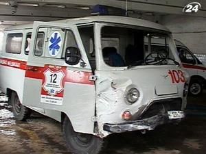 Полтава: карета швидкої допомоги в’їхала у будинок