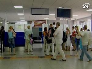 Іноземний турист в середньому витрачає в Україні 200-300 дол. на день Іноземний турист в середньому витрачає в Україні 200-300 дол. на день