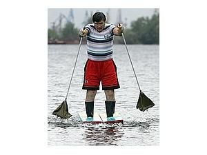 Росія: вчитель винайшов лижі для ходіння по воді Росія: вчитель винайшов лижі для ходіння по воді