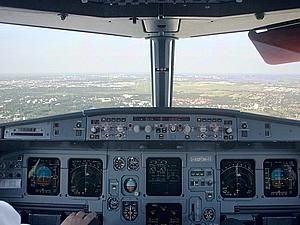 Британський літак вимушено сів у німецькому аеропорту через пролитий чай Британський літак вимушено сів у німецькому аеропорту через пролитий чай