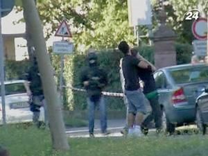 У Німеччині озброєний ножем чоловік взяв у заручники 5 осіб У Німеччині озброєний ножем чоловік взяв у заручники 5 осіб