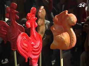 У столиці біля "Бесарабки" поставили пам’ятник льодяникам У столиці біля "Бесарабки" поставили пам’ятник льодяникам