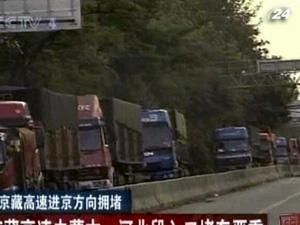 У Китаї у заторі заблоковано 10 тисяч вантажівок
