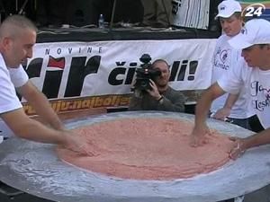 Сербські повари зготували гамбургер вагою 51 кг Сербські повари зготували гамбургер вагою 51 кг