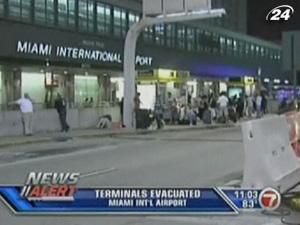 У Маямі евакуювали 4 термінали аеропорту через підозрілий предмет У Маямі евакуювали 4 термінали аеропорту через підозрілий предмет