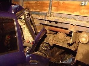 Внаслідок аварії на Харківському шосе загинула 1 людина, ще 2 травмовані Внаслідок аварії на Харківському шосе загинула 1 людина, ще 2 травмовані