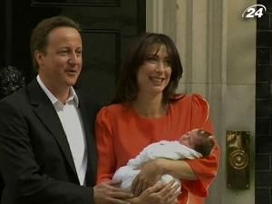 Девід Кемерон представив мас-медіа свою новонароджену дочку Девід Кемерон представив мас-медіа свою новонароджену дочку