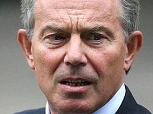 Тоні Блера закидала яйцями та черевиками Тоні Блера закидала яйцями та черевиками