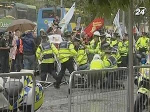 Блера закидали черевиками та яйцями у Дубліні Блера закидали черевиками та яйцями у Дубліні