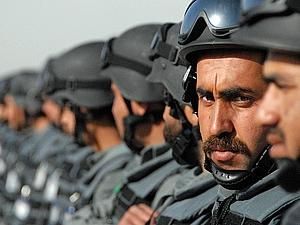 Афганістан: перед найбільшим банком збираються натовпи людей Афганістан: перед найбільшим банком збираються натовпи людей