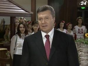 Янукович: Україна ширша за павільйон Янукович: Україна ширша за павільйон