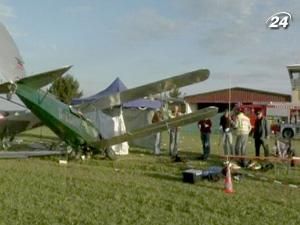 У Німеччині на авіашоу біплан влетів у натовп глядачів У Німеччині на авіашоу біплан влетів у натовп глядачів